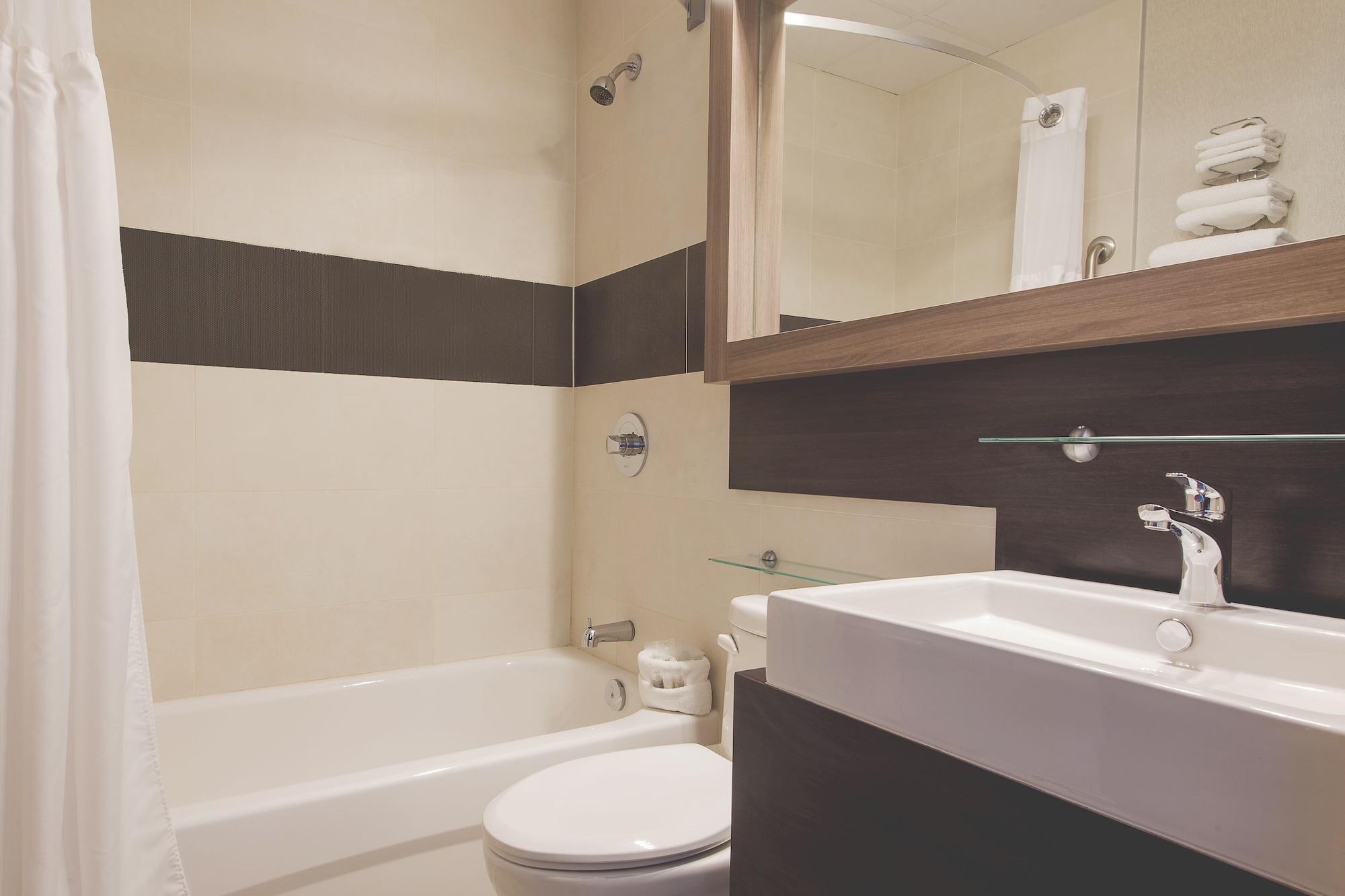 Hotel Continental Centre-Ville Вал-д'Ор Екстериор снимка