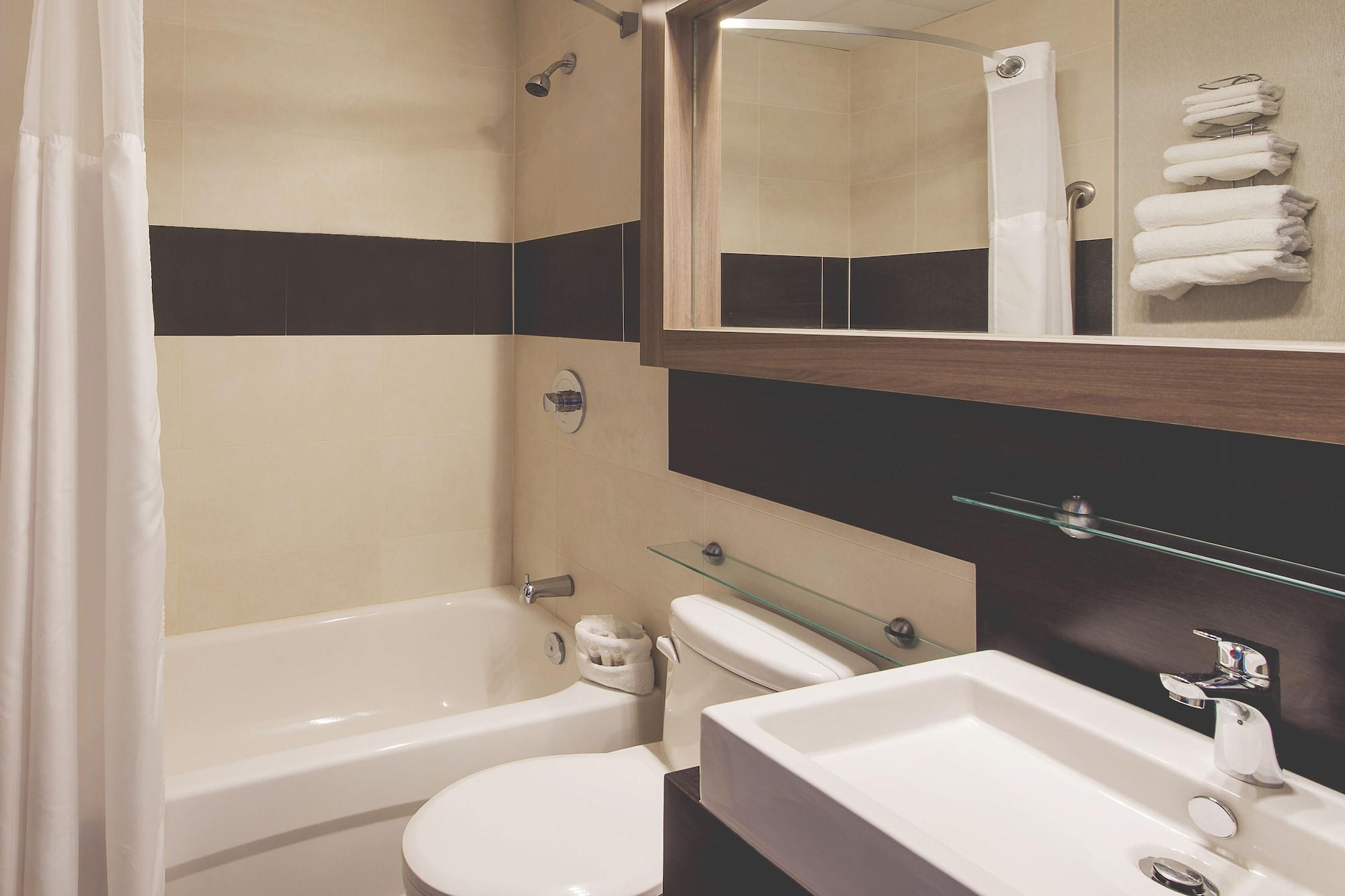 Hotel Continental Centre-Ville Вал-д'Ор Екстериор снимка